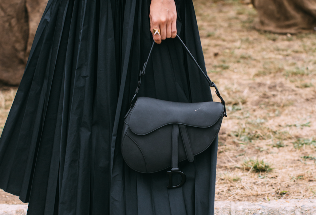 作為2000年代最具標誌性的手袋之一，Dior Saddle Bag被譽為創意總監John Galliano的最偉