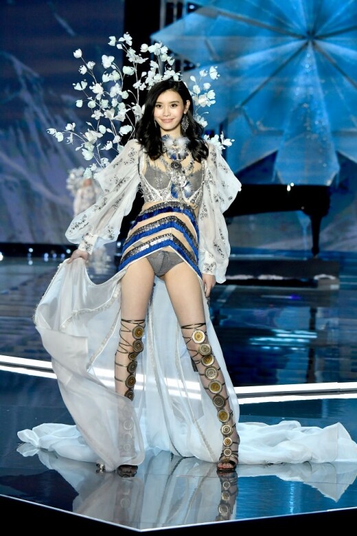 奚夢瑤是第四個為Victoria's Secret行騷的中國超模，2013年起連續六年參與VS大騷。