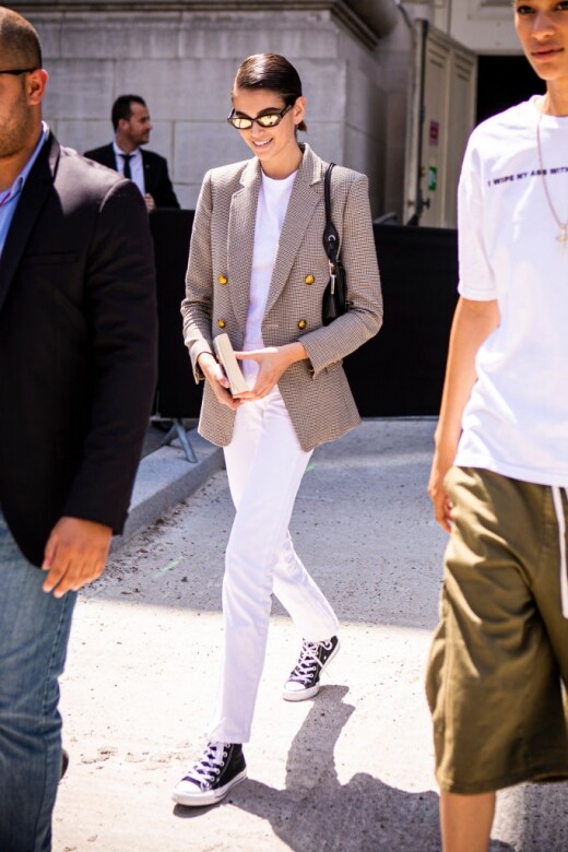 Kaia Gerber以白Tee恤襯白色牛仔褲，加上孖襟西裝外套，輕鬆襯出優雅時尚感。