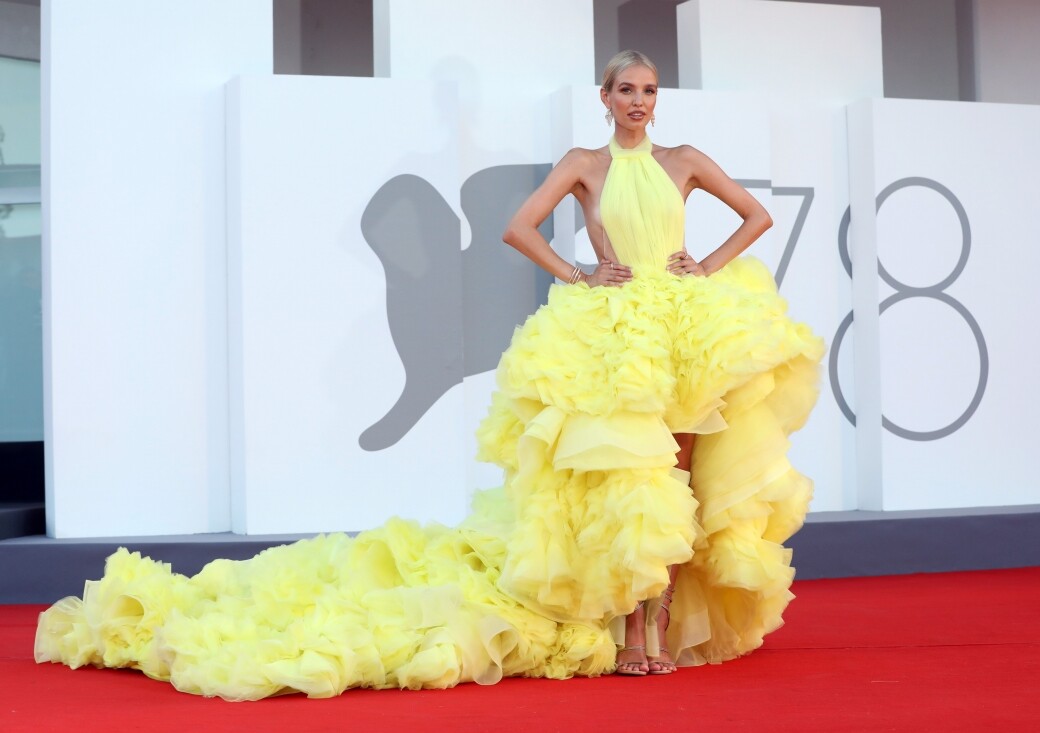 德國模特兒Leonie Hanne也來到威尼斯影展現場，身穿鮮黃色輕紗長裙，層層疊的