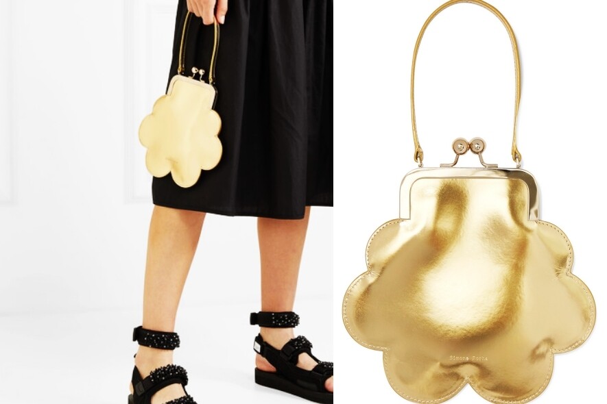 金色皮革手挽袋（$6,830 Simone Rocha）小巧帶荷葉邊的設計，配以醒目的金色和啪啪