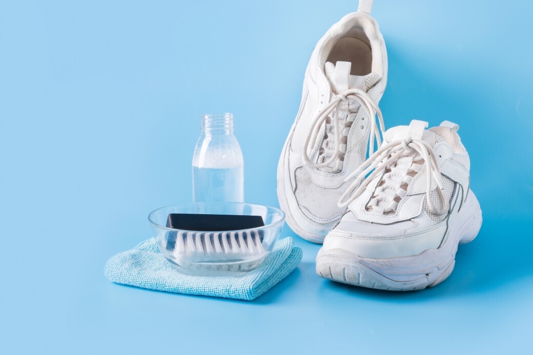準備清潔劑，可以用洗波鞋專用的，也可以在暖水加入適量的洗衣粉。