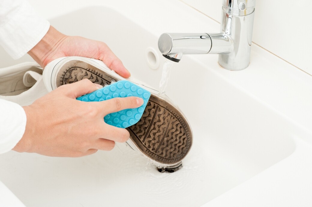 將清潔劑沾在刷子上，徹底擦去鞋邊和鞋底上的的泥塵與污垢。
