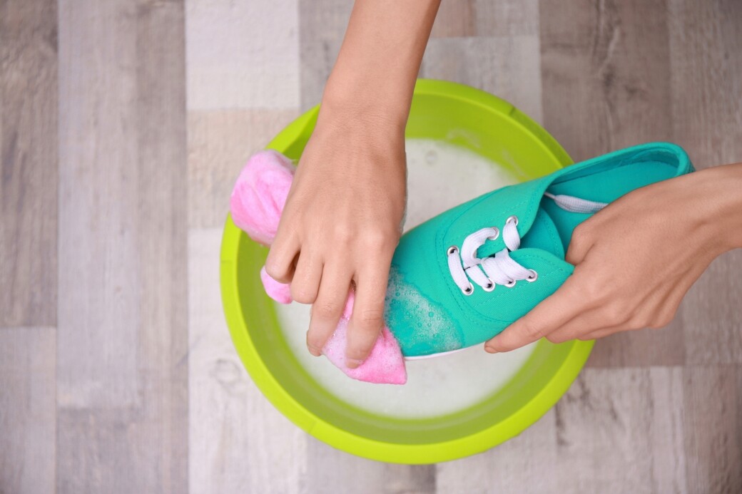 將清潔劑沾在刷子上，徹底擦去鞋面內外的泥塵與污垢。