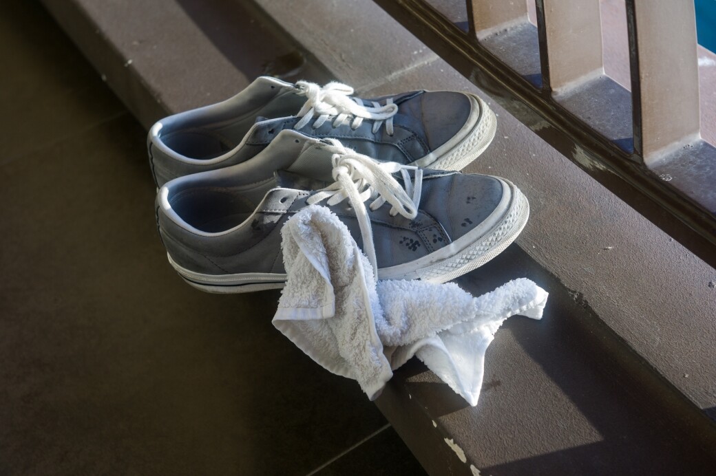 先拿着波鞋用鞋底拍打一下，接着就可以用乾布拭擦波鞋表面。