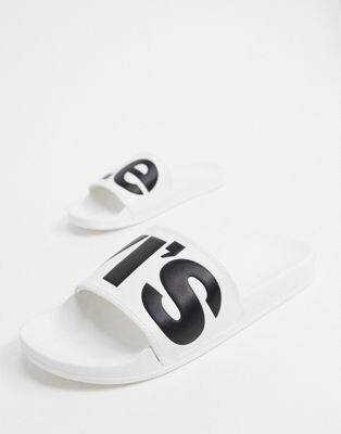 黑白色印字拖鞋永不出錯又襟興，是超越潮流之選。