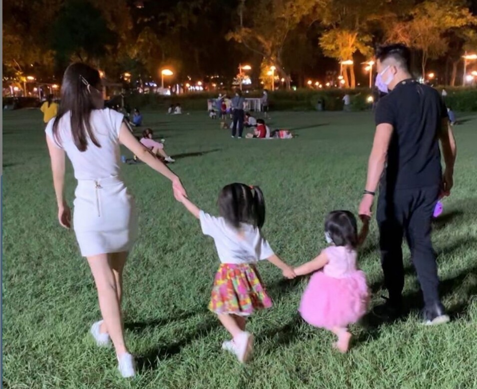郭富城與太太方媛，跟女兒「大寶」Chantelle及「二寶」Charlotte一起到公園感受中秋氣氛。他