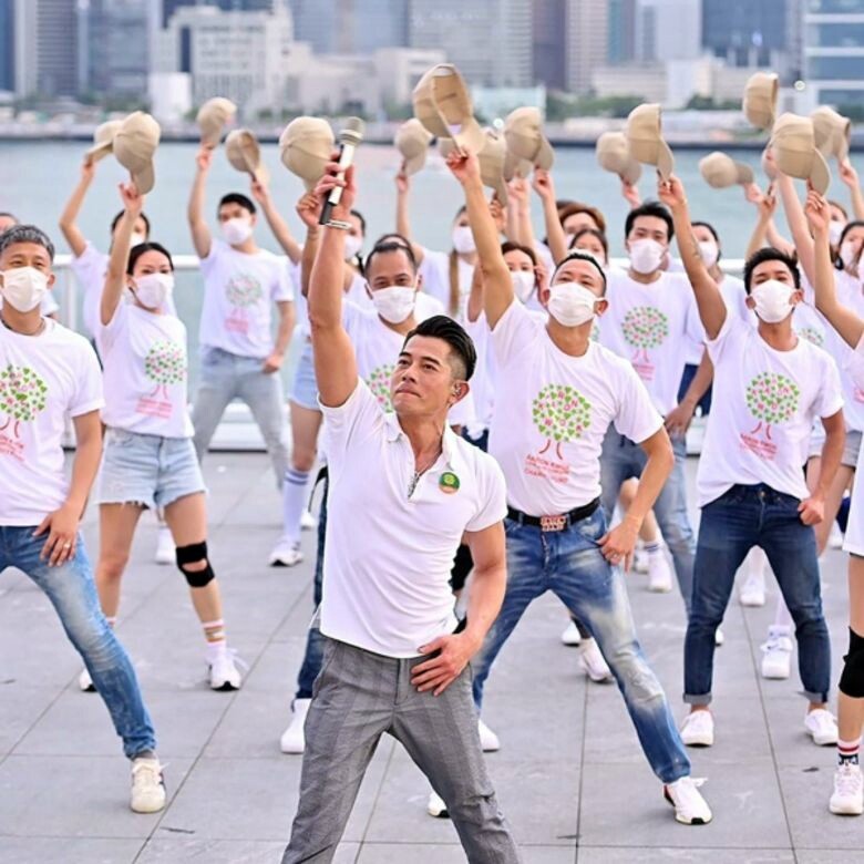 今年5月《郭富城鼓舞。動起來網上慈善演唱會》上，城城連同接近一百名舞