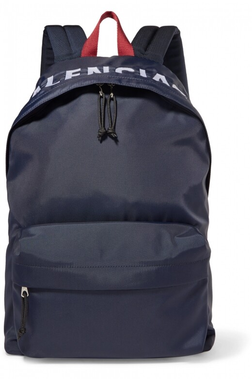 運動風中性款的防水布款背囊，Balenciaga這款背囊實用又容量大，戶外郊遊旅行