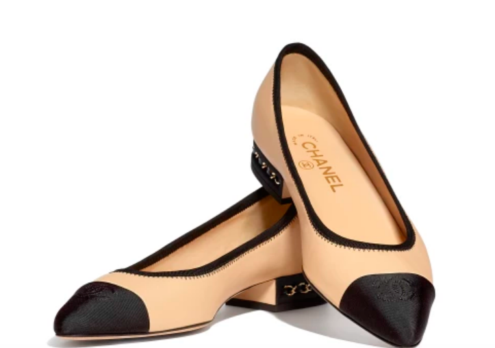 Chanel 經典永恆Chanel首對芭蕾舞平底鞋誕生於1984年春夏季，由當時上任創意總