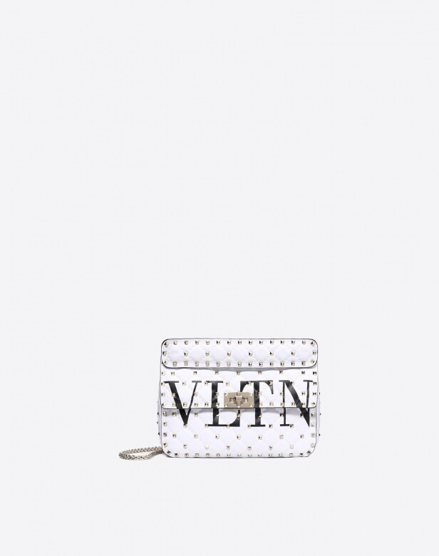 Valentino這款印有「VLTN」字樣的鍋釘手鏈斜揹袋深受年輕女生歡迎，簡約的黑白色