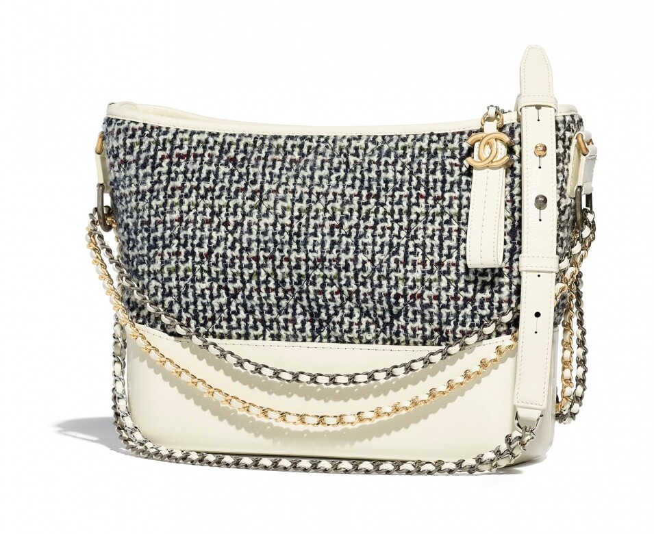 Chanel近年老佛爺似乎對大型手袋情有獨鍾，並推出一系列斜揹袋，融入Chanel不