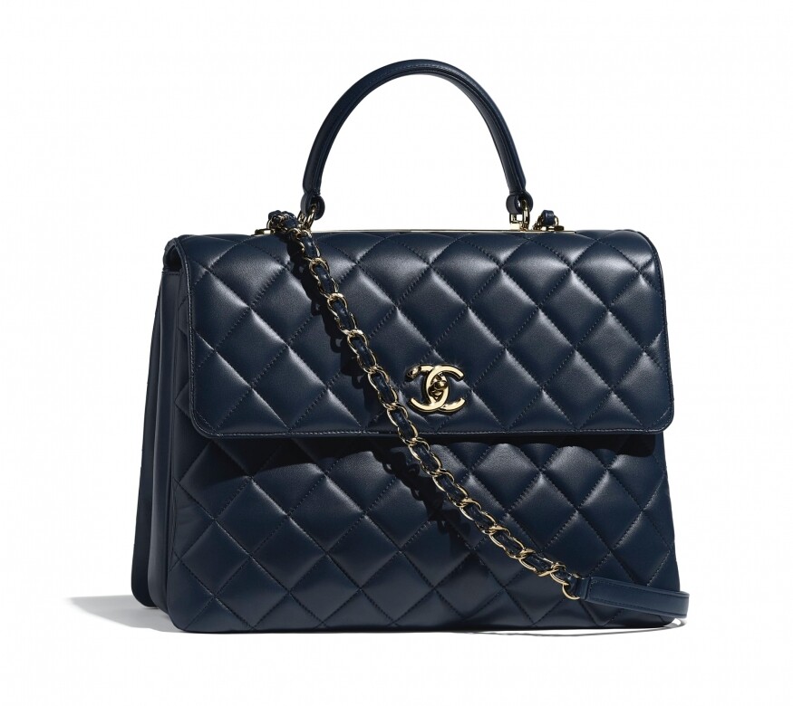 另一個推薦的Chanel斜揹手袋的設計源自真正經典的2.55 Chain Bag，整齊的菱格