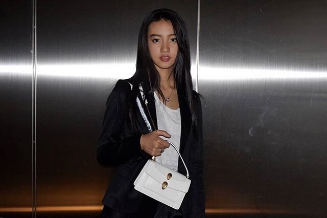 木村光希是Bvlgari的品牌大使，白色的Alexander Wang X Bvlgari 手袋瞬間打亮了她的黑白素