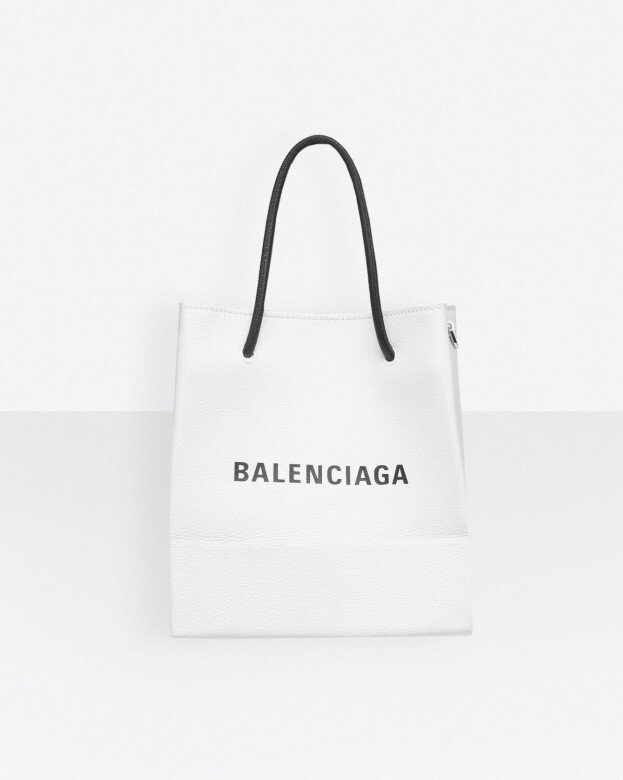 Balenciaga紙手袋Shopping Tote系列一開始是出現在2017秋冬男裝秀上，藝術總監Demna Gvasalia巧妙