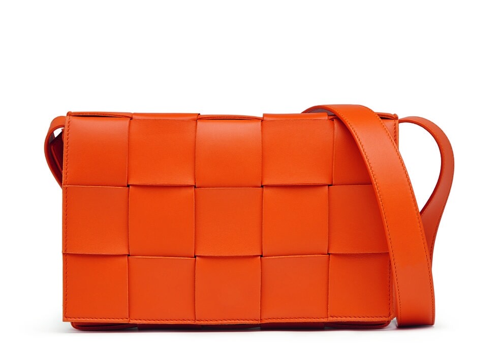 CASSETTE 橙色織皮手袋，$14,412