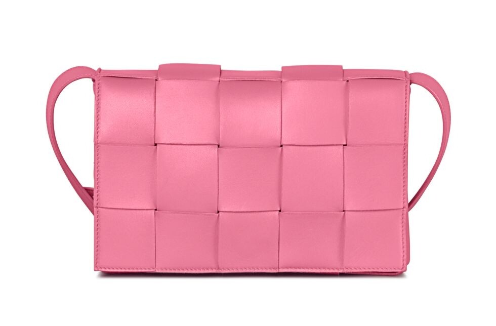 CASSETTE 粉色織皮手袋，$14,412