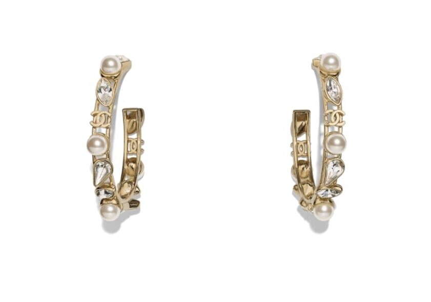 女生們夢寐以求的Chanel出品不難入手，新季的金色環狀耳環綴CC標誌、珍珠