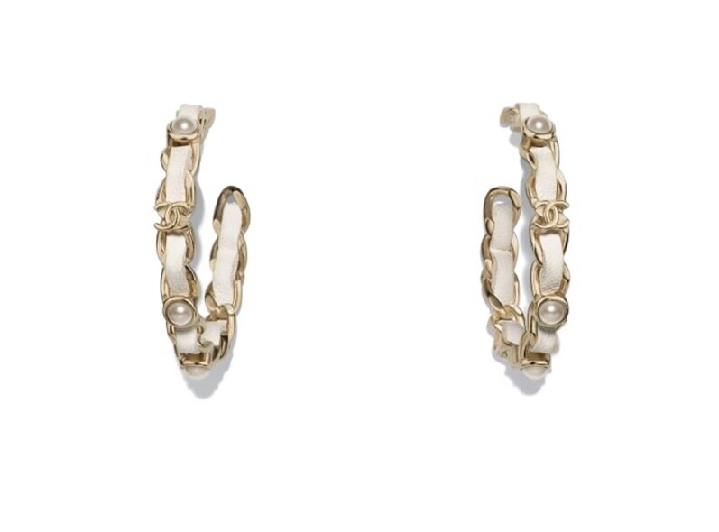 穿有皮革的金屬鏈條也能變作耳環，簡單地以珍珠與CC標誌點綴，是非常
