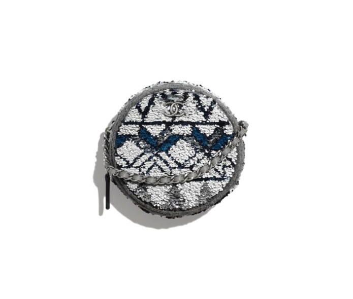 Chanel的圓形小袋大受歡迎，秋冬最新有羊毛圖案款，充滿隆冬感覺。羊毛圓形