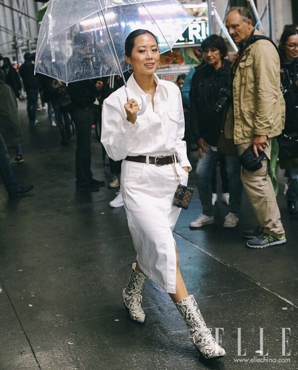 今年冬天與蛇紋靴不可分割的時尚博客必是Aimee Song，她今年的街拍每五張