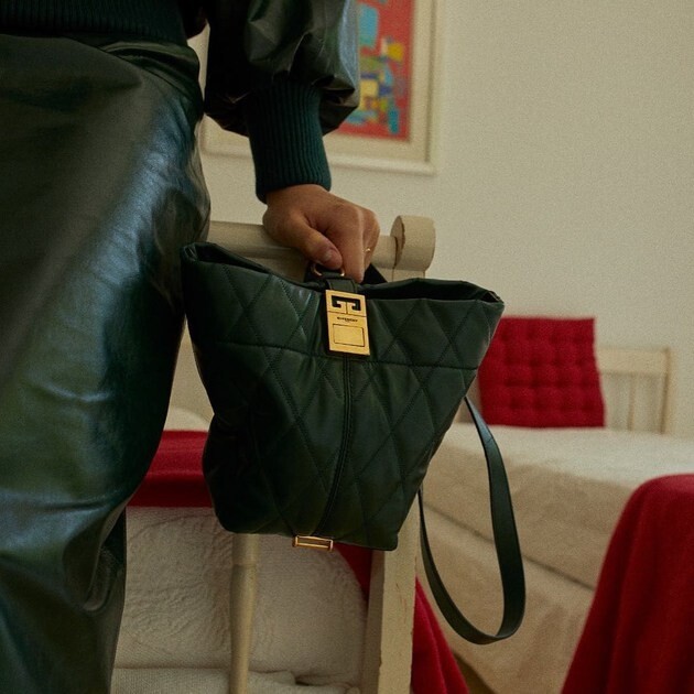 早陣子非常流行的水桶袋，Givenchy也推出奢華版本。這個GV Bucket Bag，全袋採用優質