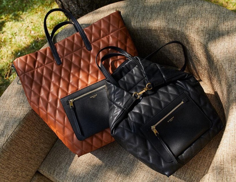 貫徹一袋多用的風格，這個Givenchy Duo Bag既是手挽袋也是背囊，容量夠大，設計和