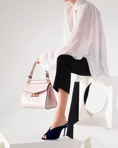 最新推出的Givenchy Mystic Bag，靈感來自於高級訂製服那神秘又瀟灑流麗的風格。新