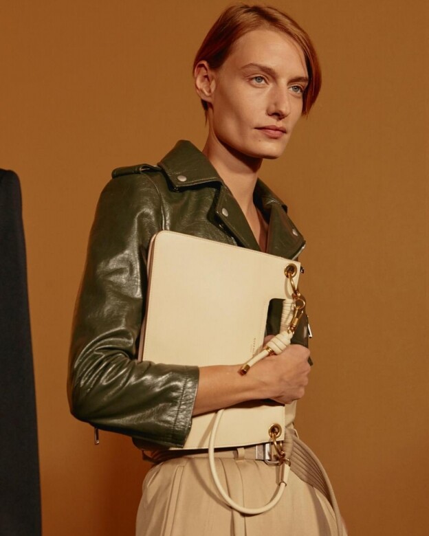 Givenchy 2019春夏系列最新袋款Whip bag是另一個能夠證明Clare Waight Keller擅於打造經典又