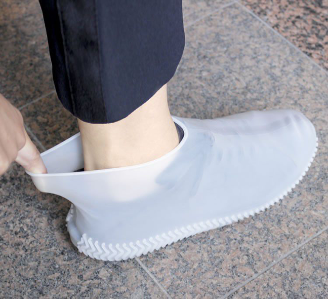 這款「防水鞋套」攜帶也非常方便！折疊起來的手掌大小，放在手袋裡可以隨