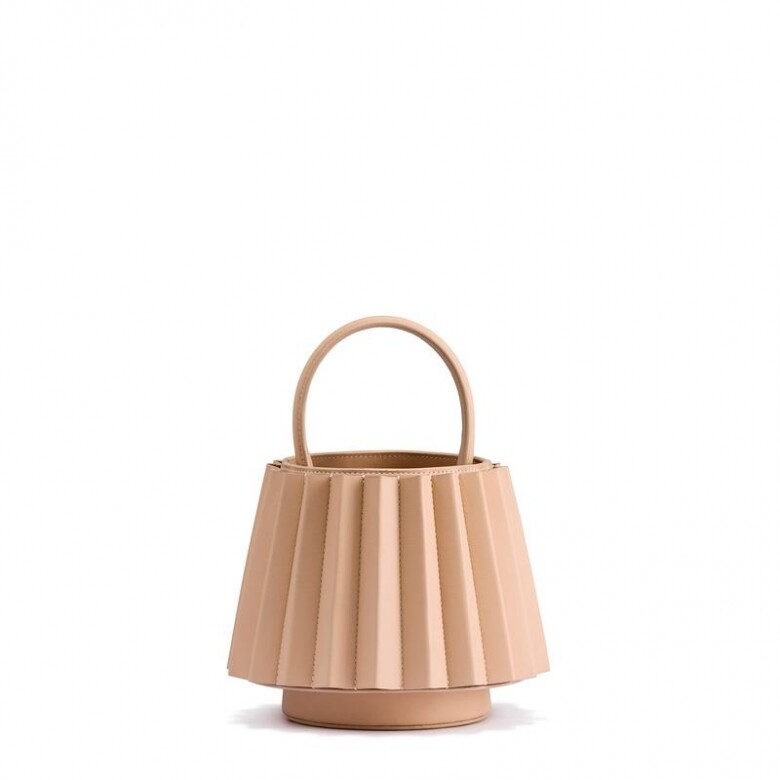 Mlouye粉色手挽袋 $3,611這個mini lantern pleated手袋實用度不足，但可愛度和吸睛度極高。