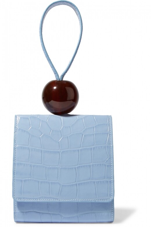 BY FAR 粉藍色手挽袋 $4,085充滿氣質的極簡方盒設計十分可愛討好，存放基