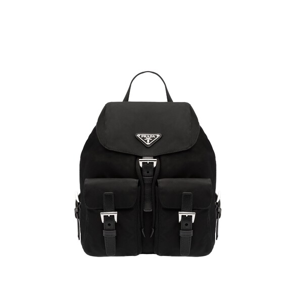 同樣是最經典的Prada黑色尼龍背囊，飾有兩個外袋，價錢就稍為調高一點，但