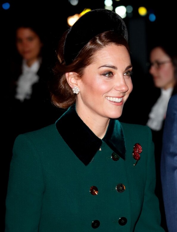 Kate Middleton是早期配戴頭帶的人，她在2018年11月穿戴了加厚頭帶，為威斯敏斯特