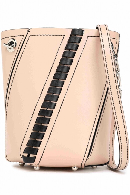 Proenza Schouler 粉紅色水桶袋 $3,228 available at Outnet.com以為粉色就只能是甜美？這個加入黑色