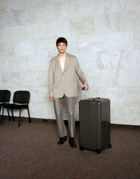 石灰色的行李箱不但是百搭款，更合適一年四季到處公幹打工仔們！