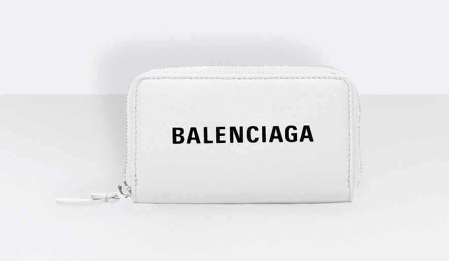 只要印上Balenciaga標誌，就有年青時尚的感覺，白色拉鍊卡片套在正中直截了當