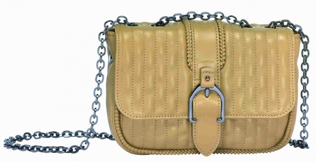 皮革壓紋鏈袋（$6,950 Longchamp）輕巧外型配合袋內隔層，外型幹練時尚恰到好處，即