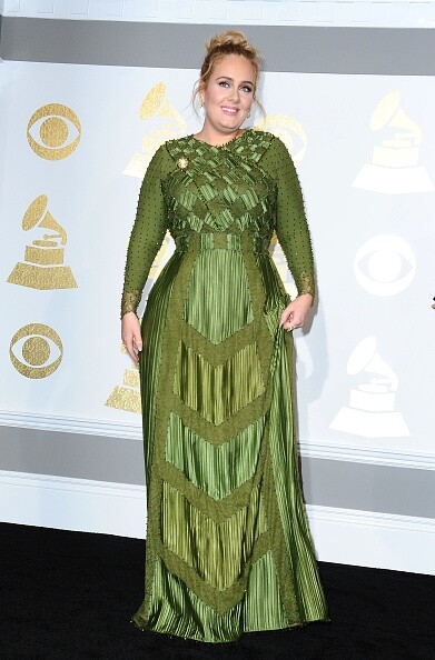 綠色長裙採用了單一色調