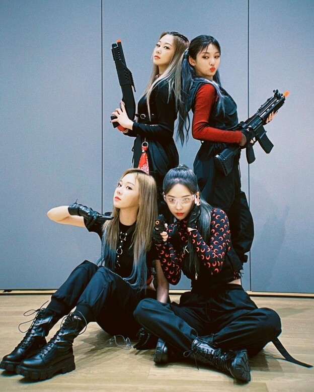 aespa由4位韓中日籍成員組成，包括負責跳唱和Rap的隊長Karina、跳唱的Winter、主力