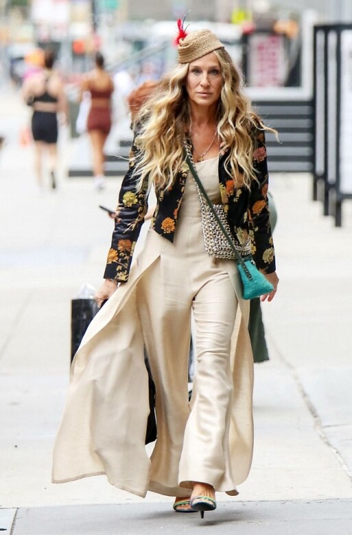 Sarah Jessica Parker穿上來自紐約 Replika Vintage 的 Claude Montana 亞麻連身褲，Dries Van Noten 的絲綢花卉西裝外