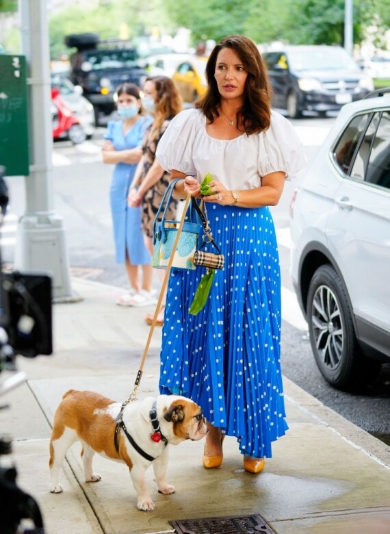 放狗也能放得時尚！在紐約市街頭拍攝遛狗片段時，Kristin帶著在米蘭手工製