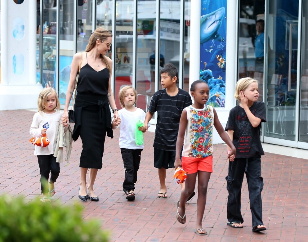 2013年Angelina Jolie被拍到一家六口到悉尼旅遊，當年只有8歲的Zahara身穿印花圖案