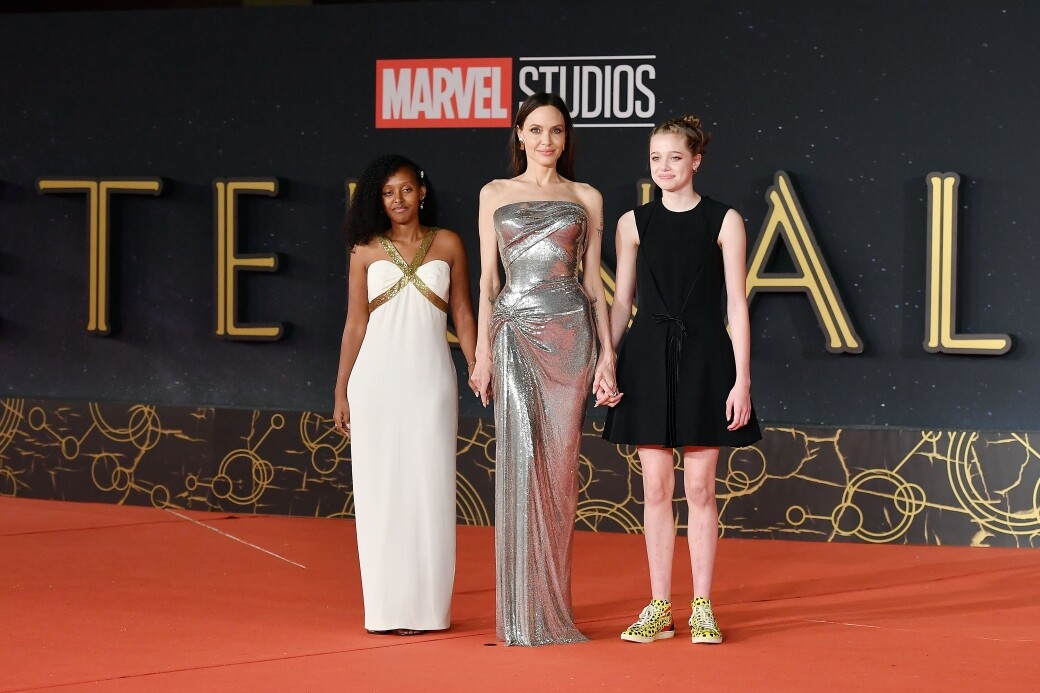 Angelina Jolie帶同兩位女兒出席羅馬電影節，Zahara的紅毯造型再次成為外媒的焦點
