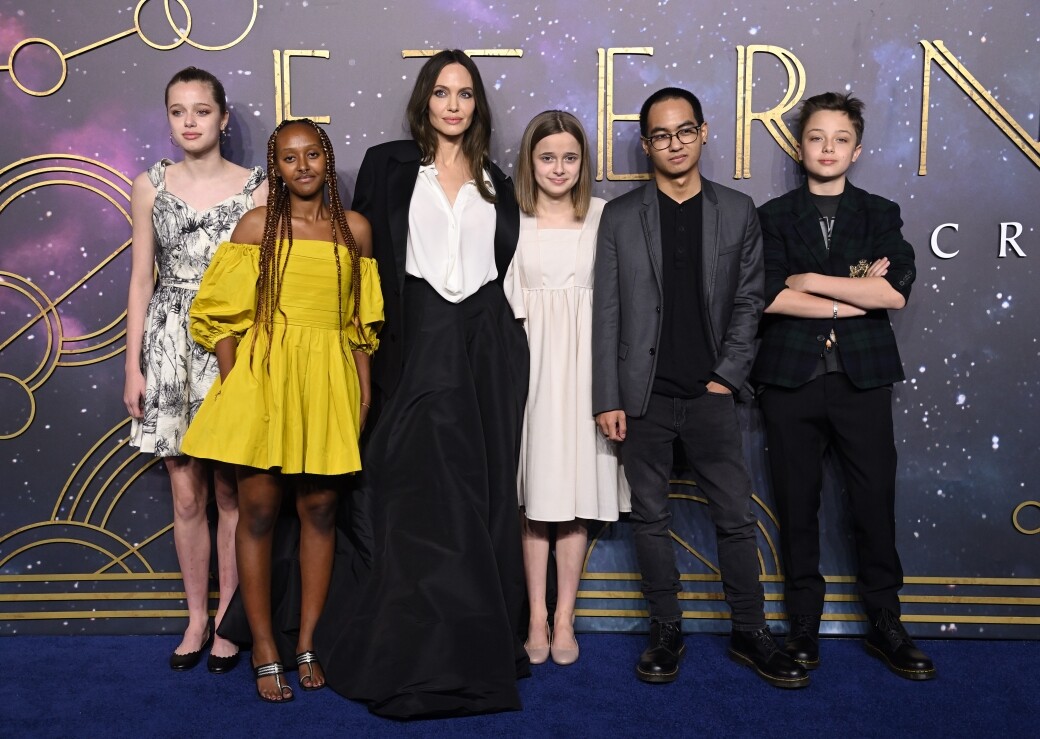 《永恆族》倫敦首映禮上，Zahara穿上一身亮黃色的露肩洋裝，同行的Angelina Jolie和Zahara的