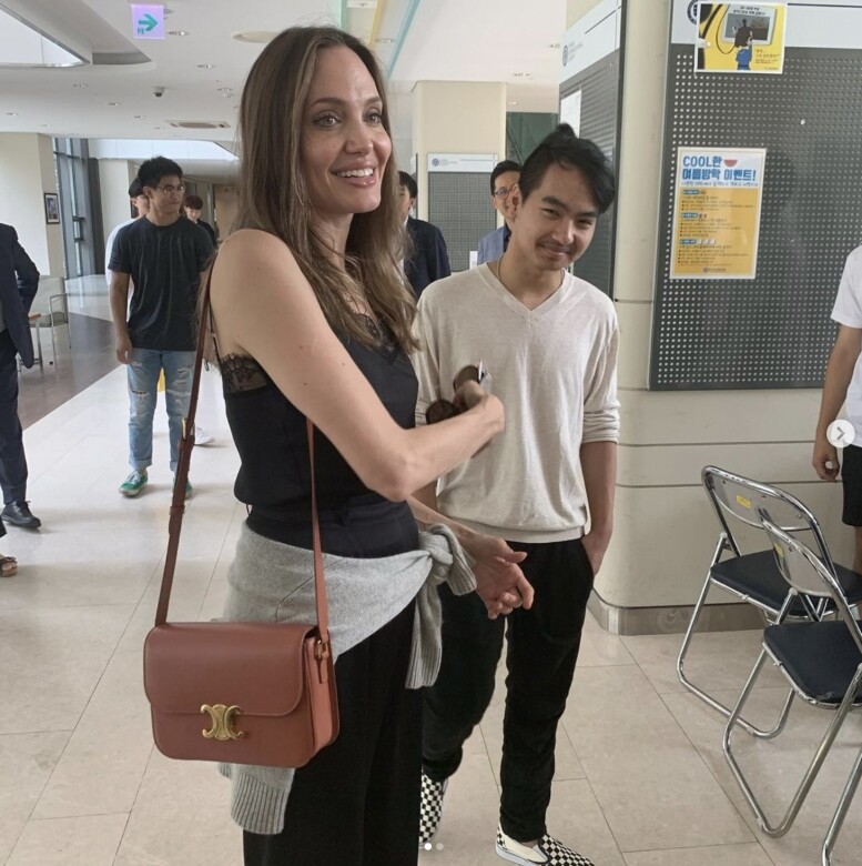 入學當日Angelina Jolie陪著Maddox現身延世大學引起騷動，穿著休閒裝束搭配大學生