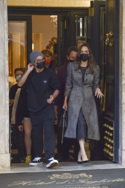 這天Maddox與Angelina Jolie出門購物，身穿Oversized衛衣搭配闊褲，以同色調的配搭打造慵懶