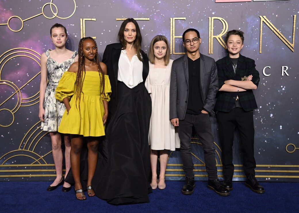 日前Maddox與4位弟妹隨Angelina Jolie出席《永恆族》於倫敦的首映禮，換上全黑西裝和