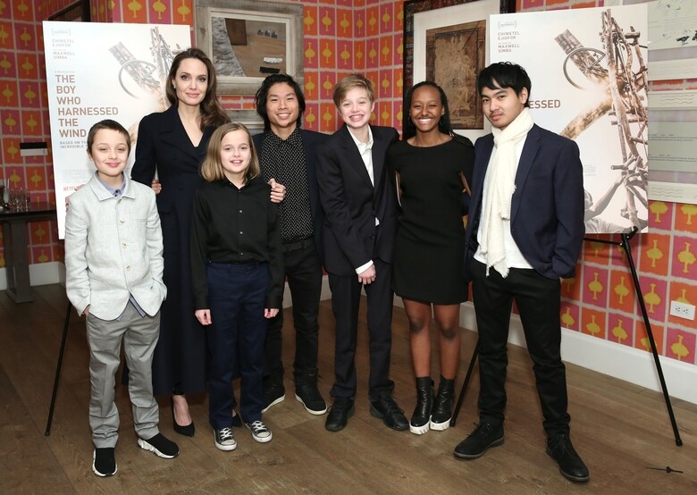 去年六個孩子和滿分媽媽安祖蓮娜祖莉在Netflix劇集《馭風男孩》首映禮中的