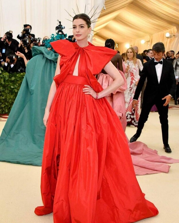 年前的Met Gala盛會，她穿止鮮紅色的Valentino晚裝，與Frances McDormand的湖水綠色晚裝互相輝